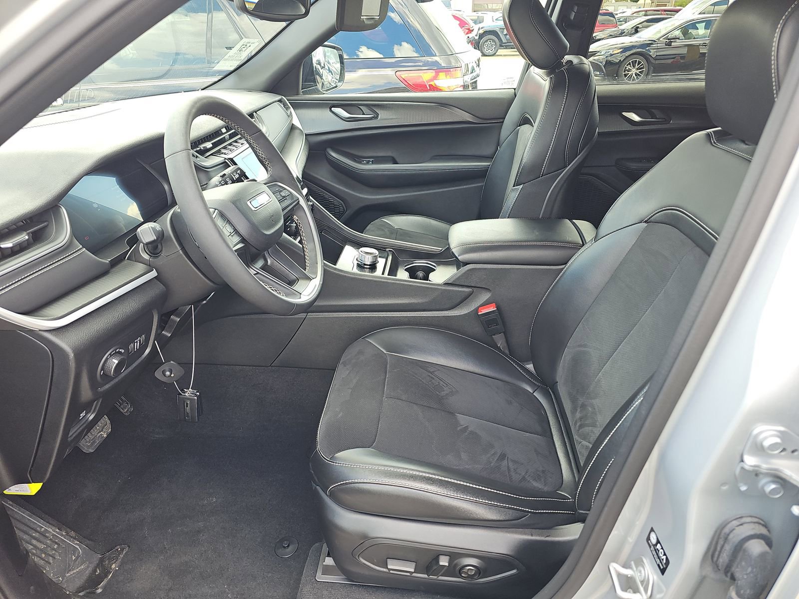 Used 2024 Jeep Grand Cherokee Altitude image 7