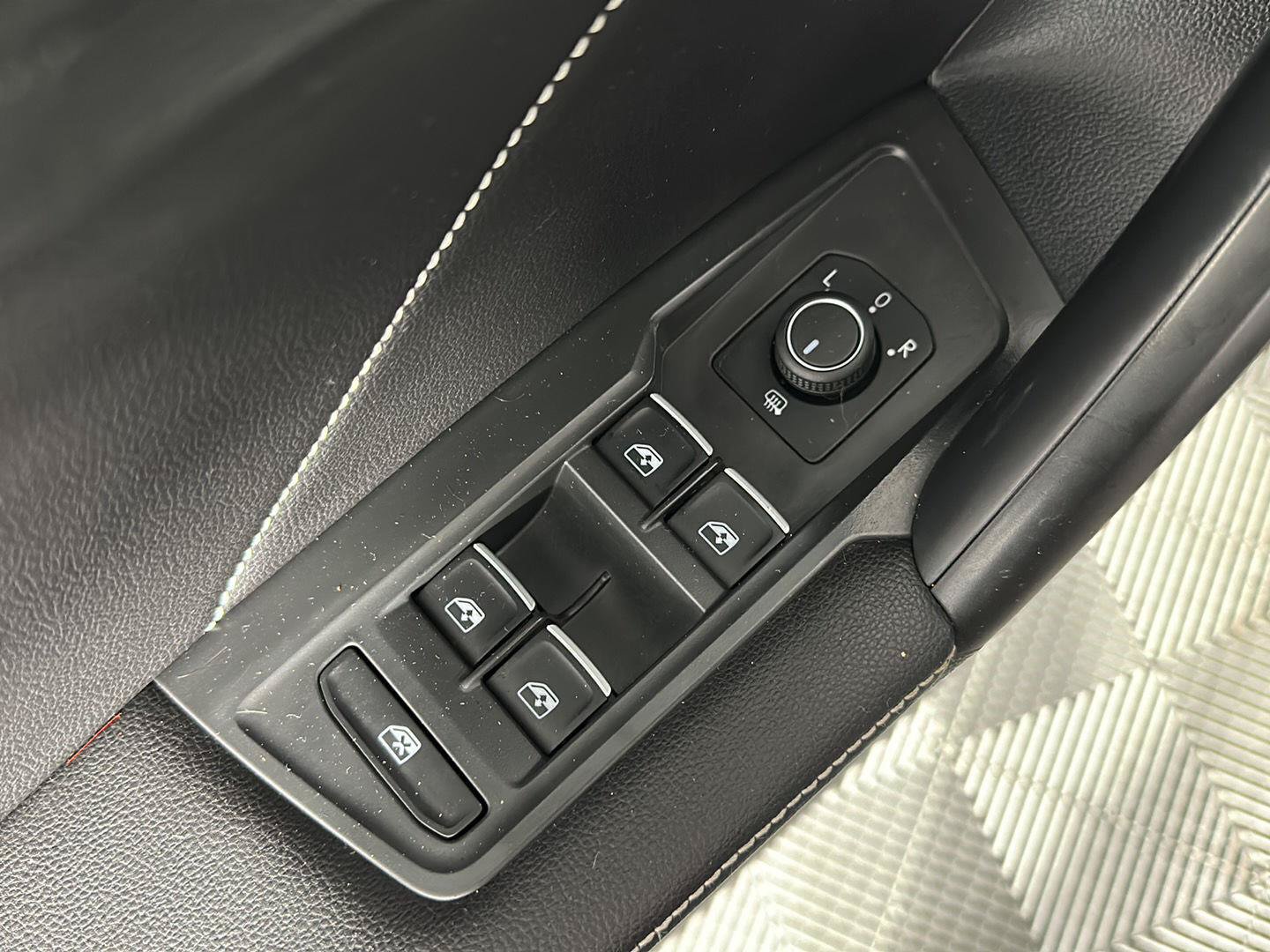 Used 2024 Volkswagen Tiguan SE R-Line AWD/4WD image 12