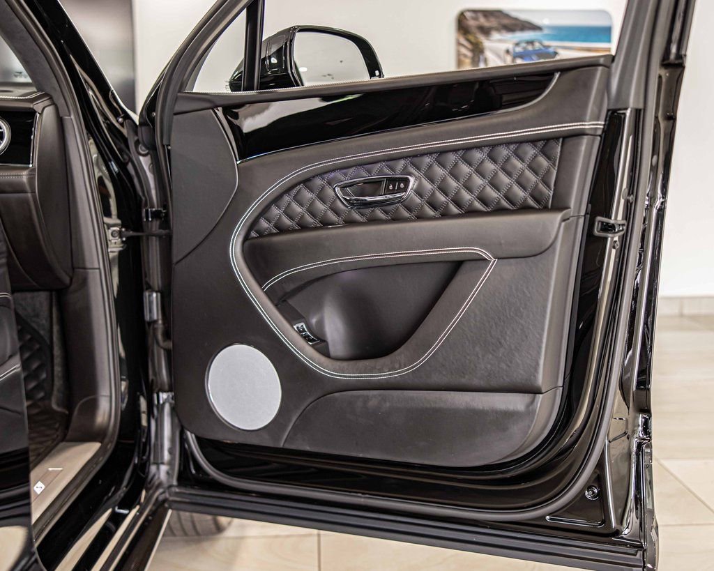 Used 2022 Bentley Bentayga image 48