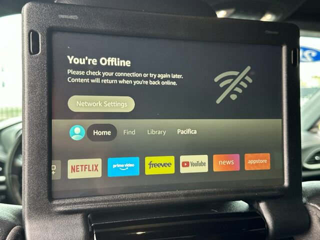 Used 2022 Chrysler Pacifica Touring-L w/ Uconnect Theater Family Group image 17