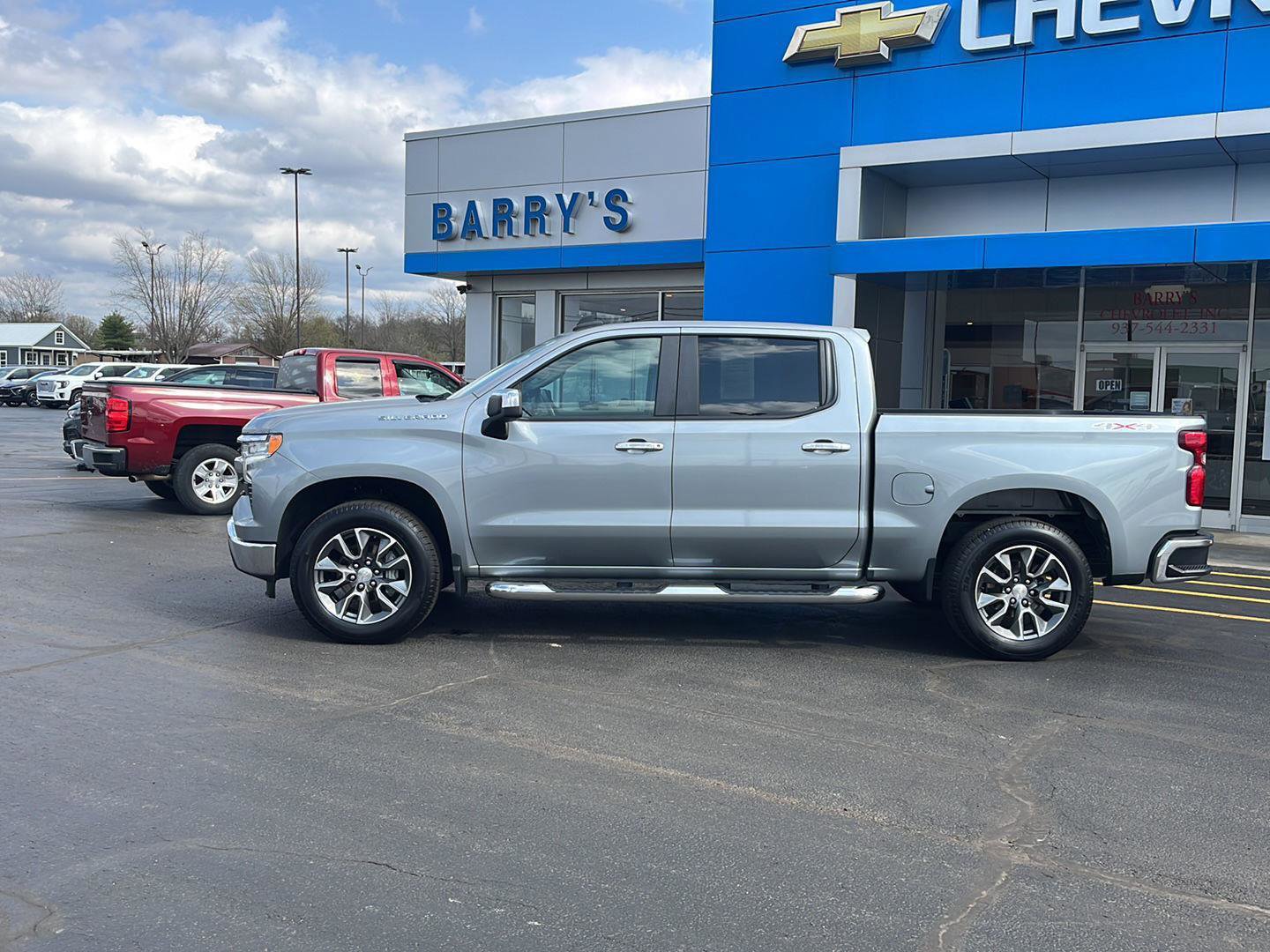 Used 2023 Chevrolet Silverado 1500 LT AWD/4WD image 2