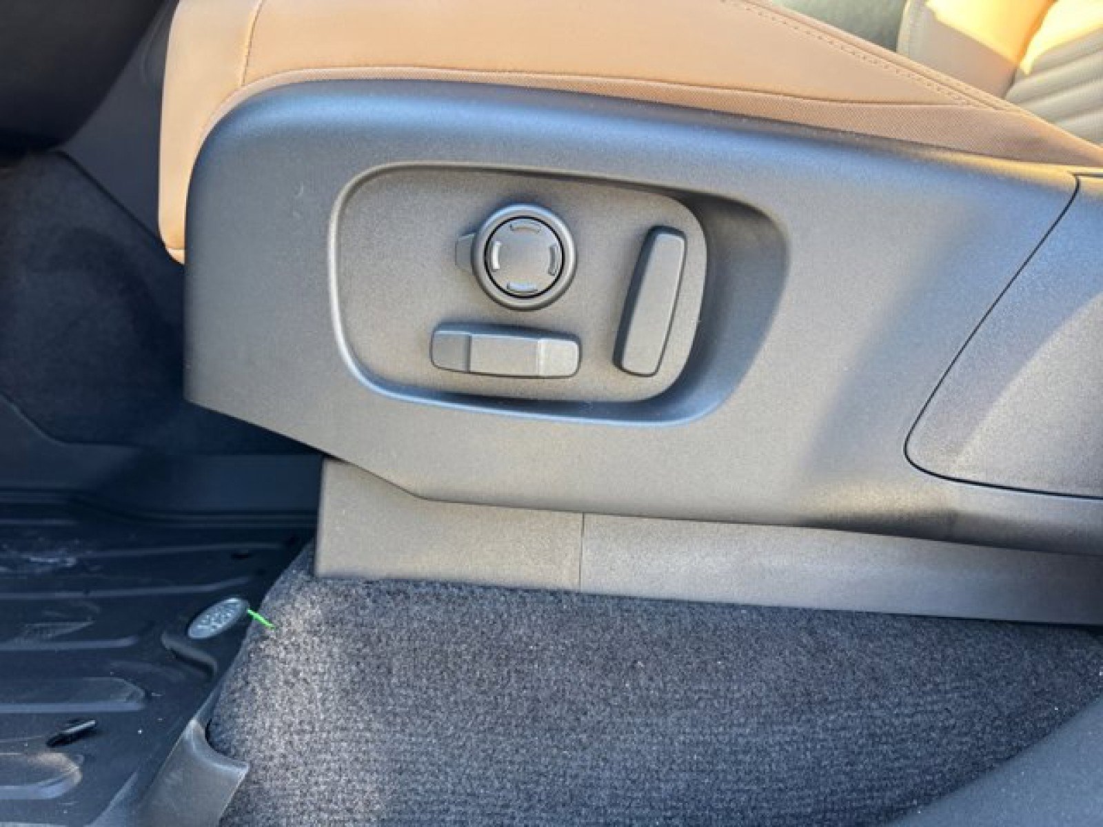 New 2025 Land Rover Discovery Dynamic SE image 11