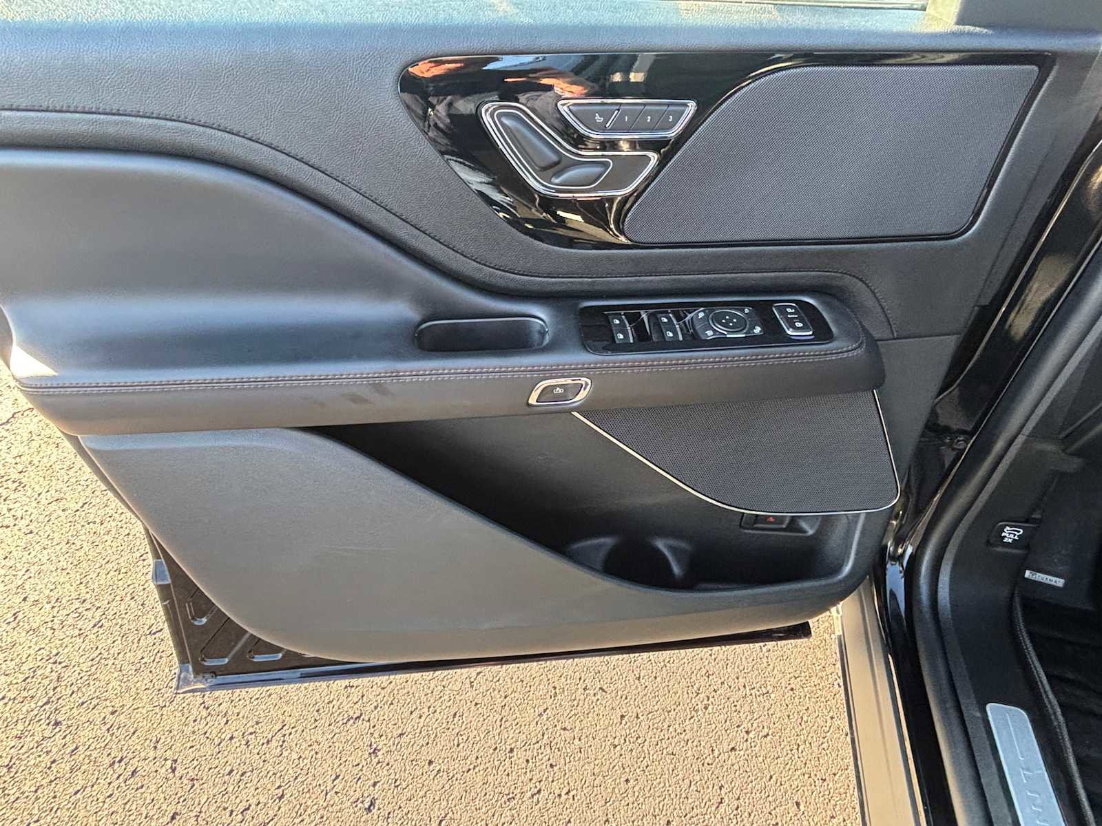 Used 2023 Lincoln Aviator AWD w/ Premium Package image 25