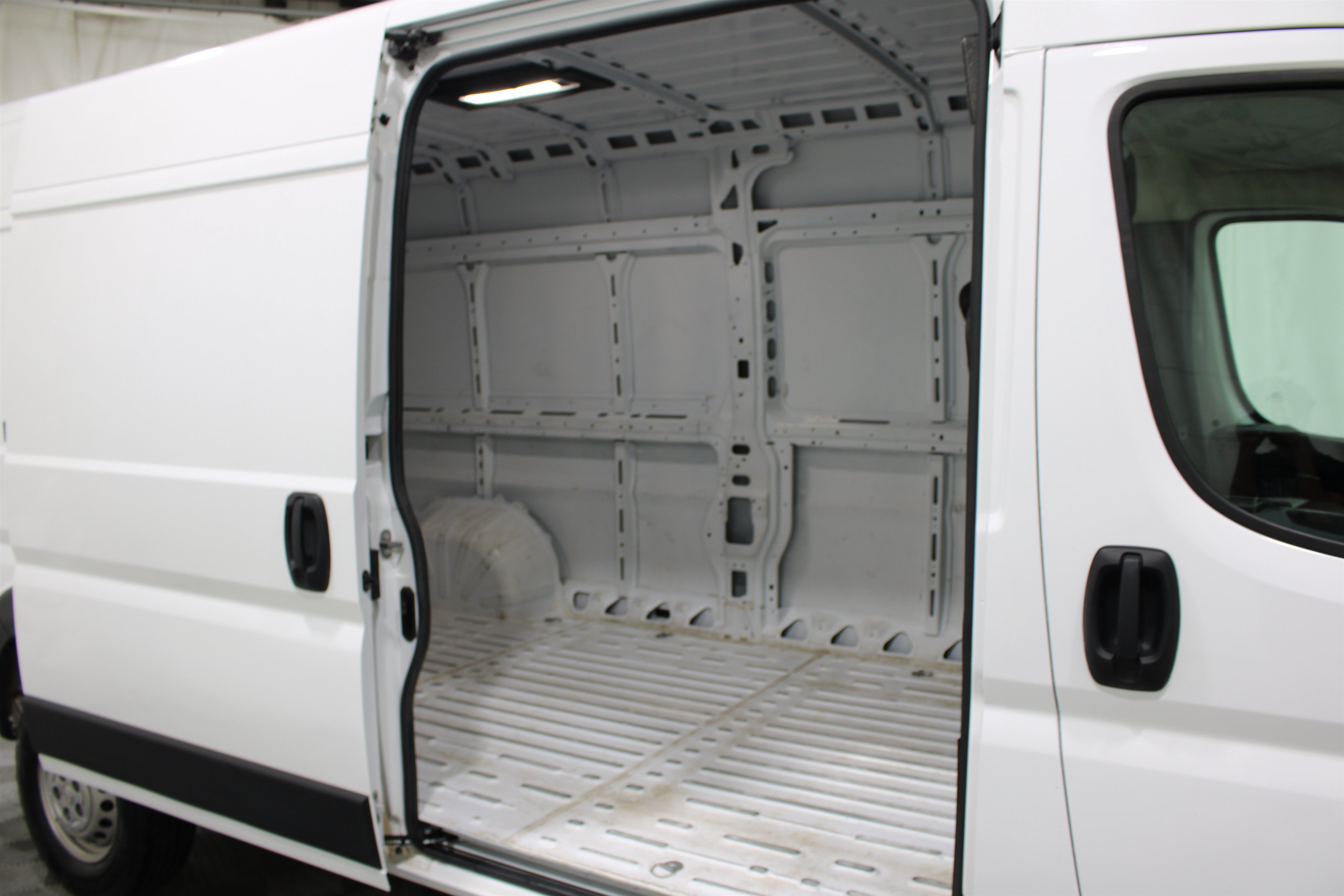 Used 2025 RAM ProMaster 2500 w/ Convenience Group FWD image 18