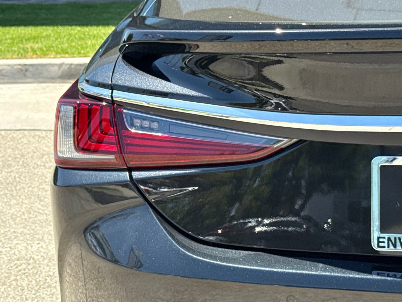Used 2023 Lexus ES 300h w/ Accessory Package (Z1) FWD image 11