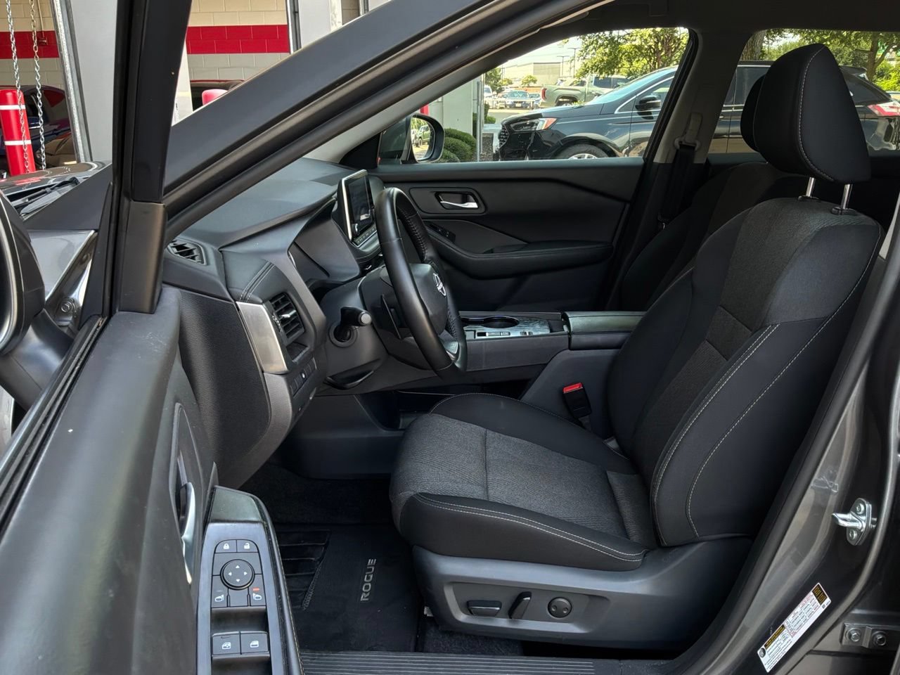 Used 2025 Nissan Rogue SV FWD image 10