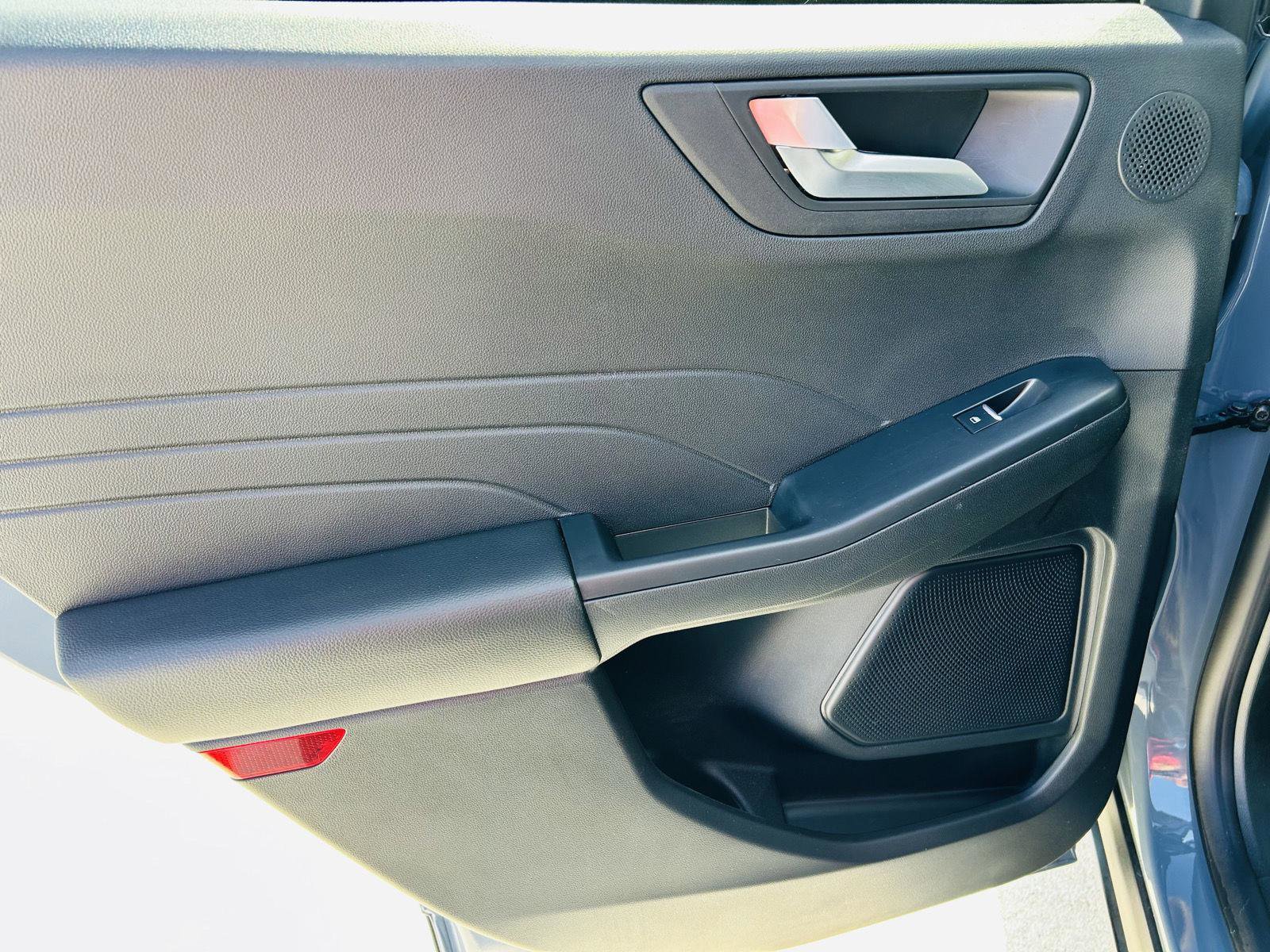 Used 2025 Ford Escape SE w/ PHEV Premium Package image 31