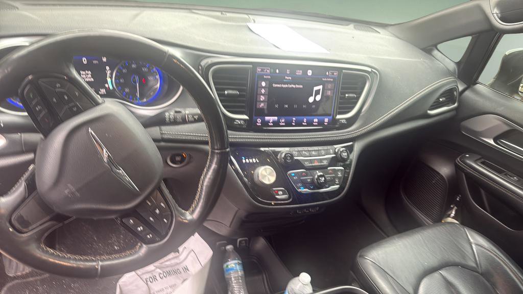 Used 2021 Chrysler Pacifica Touring-L w/ Premium & Safety Sphere Group FWD image 9