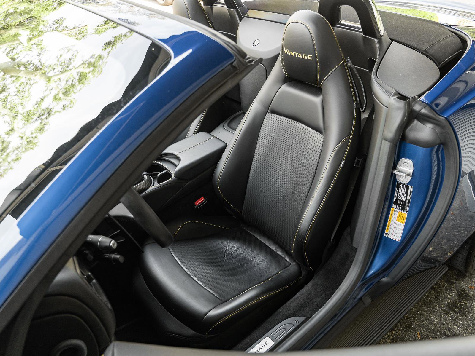 Used 2021 Aston Martin V8 Vantage Roadster image 12