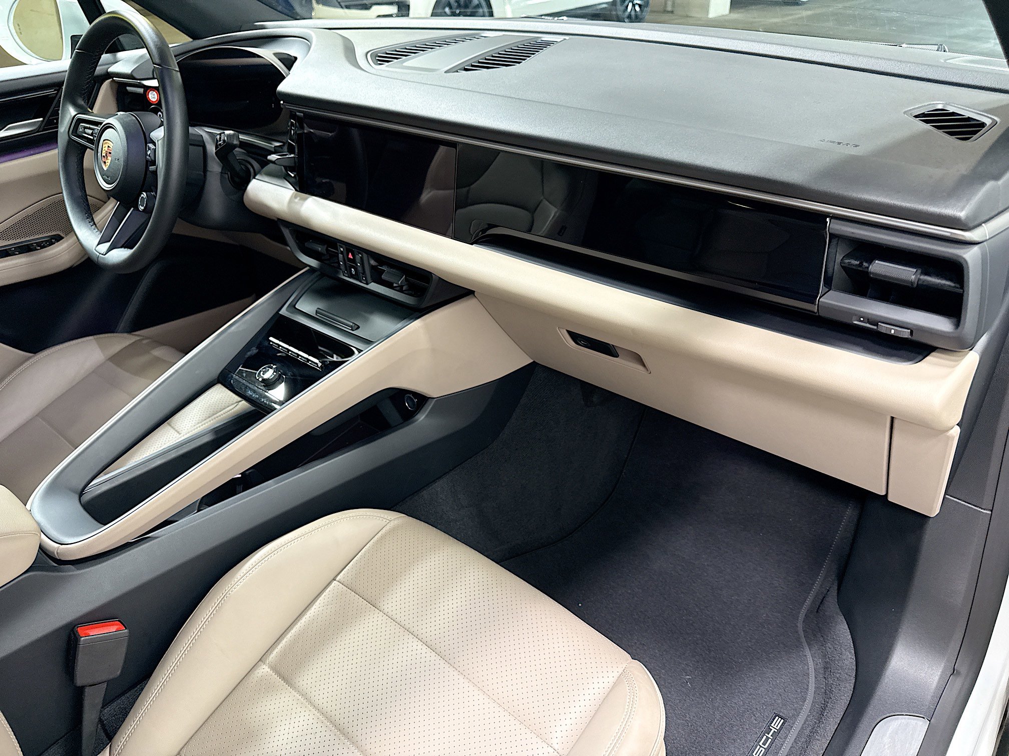 Certified 2025 Porsche Macan 4 Electric image 15