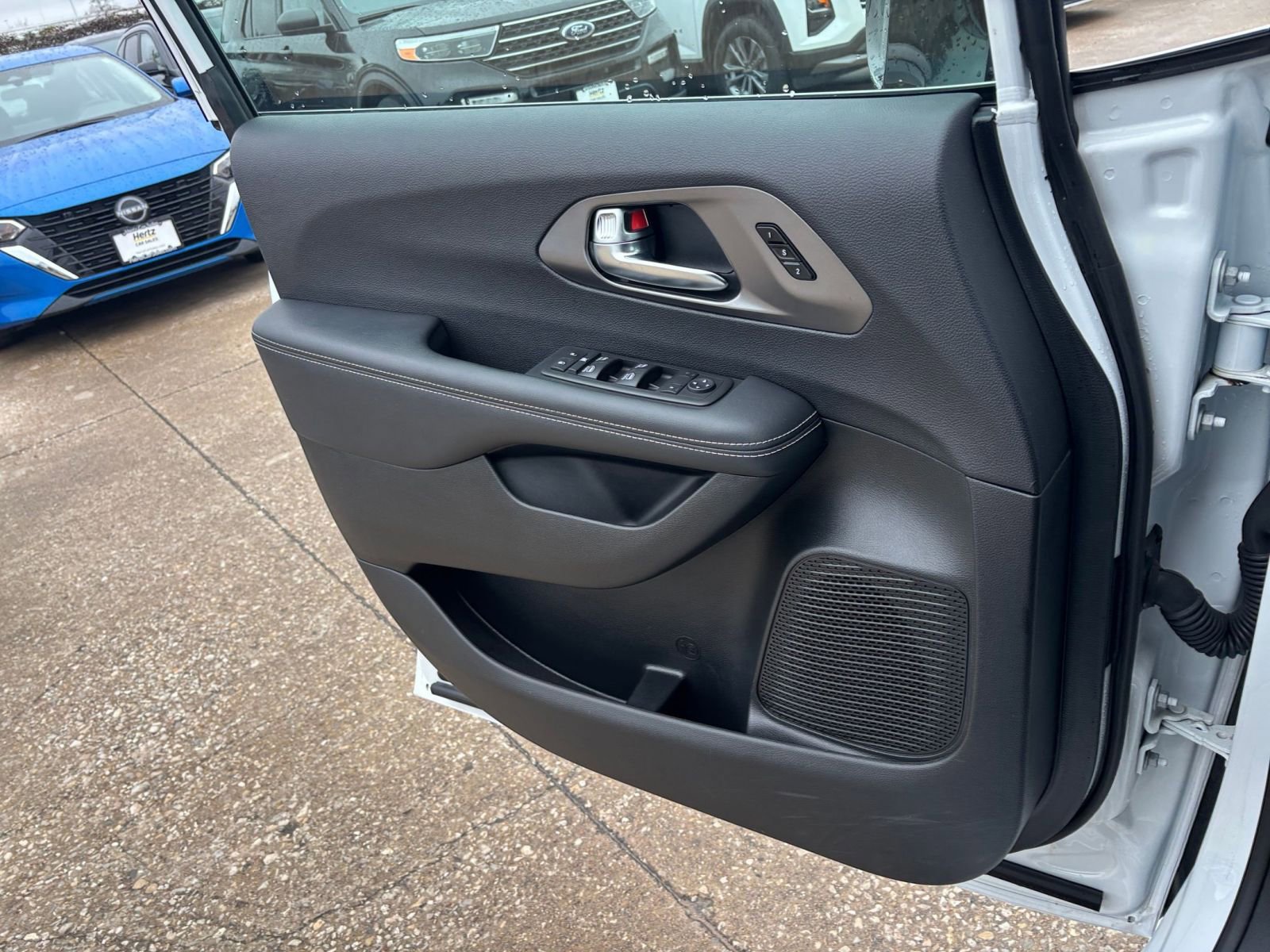 Used 2025 Chrysler Pacifica Select image 18