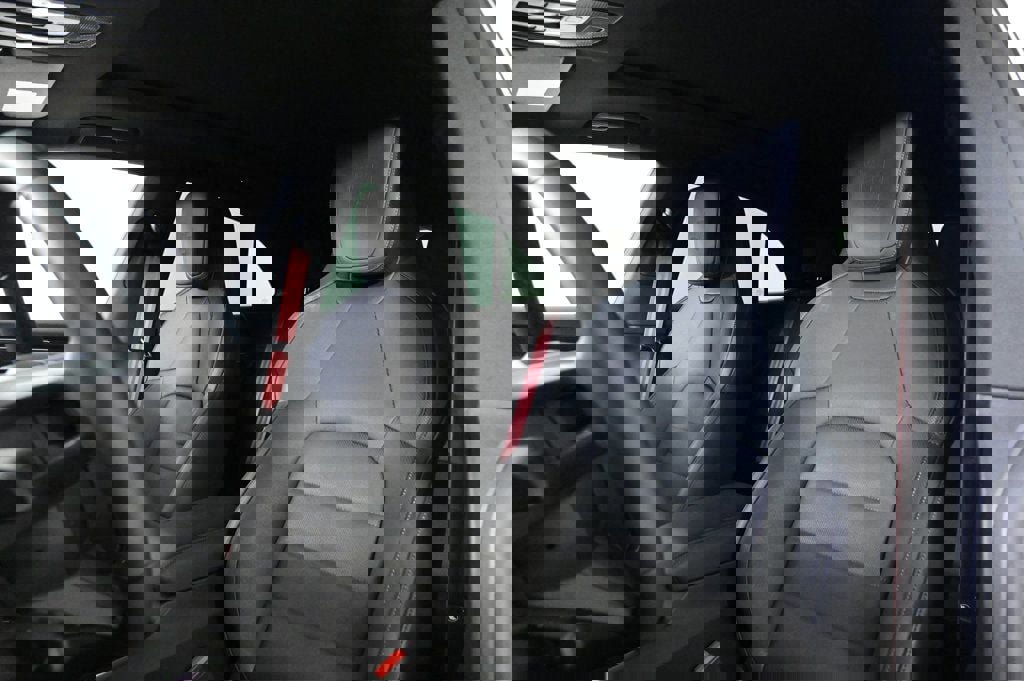 Certified 2025 Porsche Macan Electric image 5