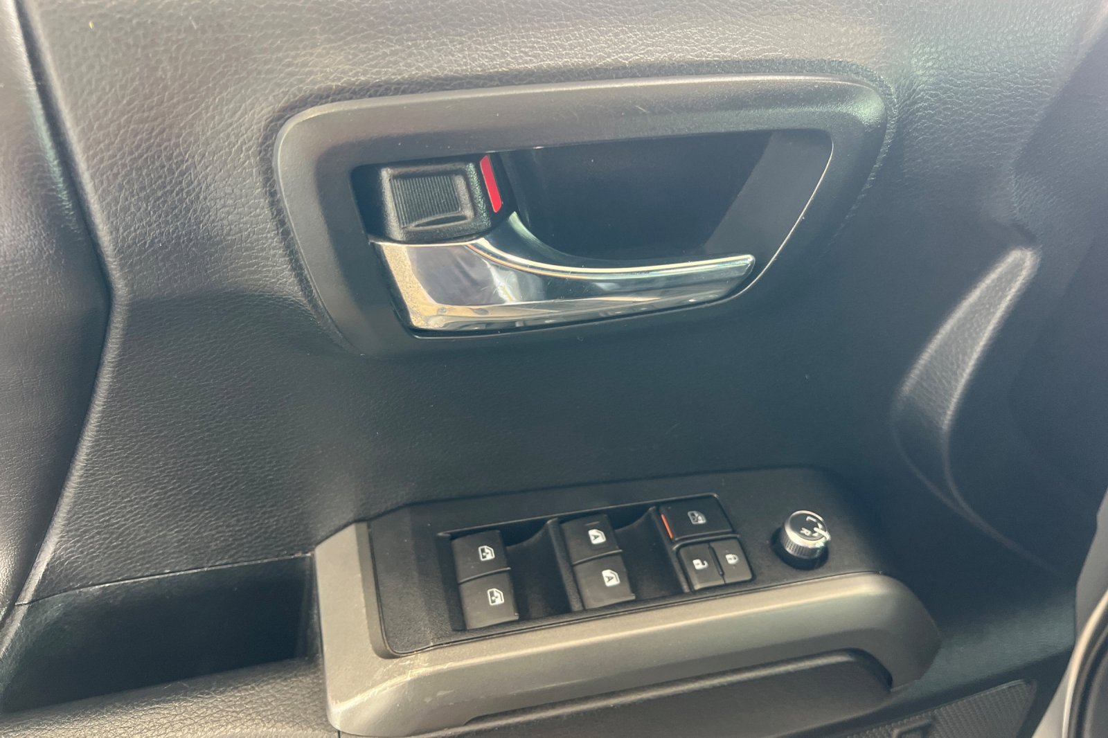 Used 2018 Toyota Tacoma Limited image 8