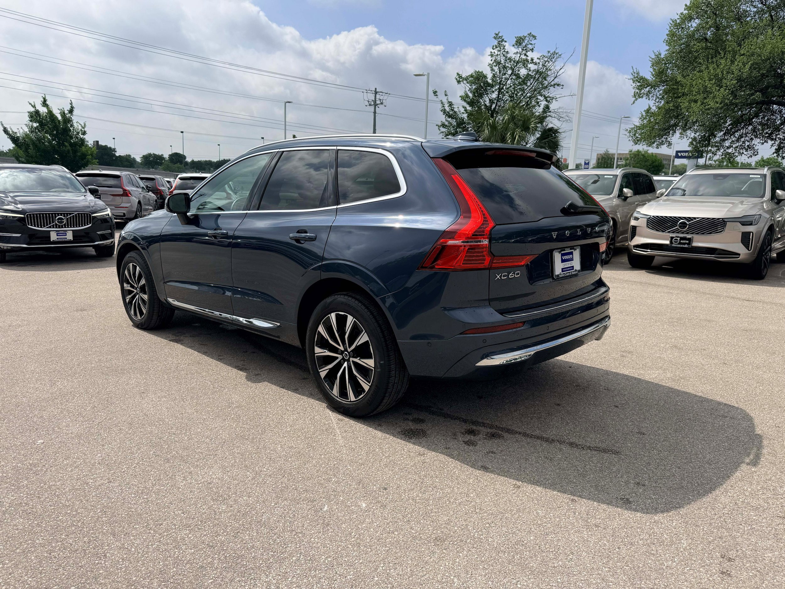 Certified 2023 Volvo XC60 B5 Plus w/ Climate Package AWD/4WD image 4