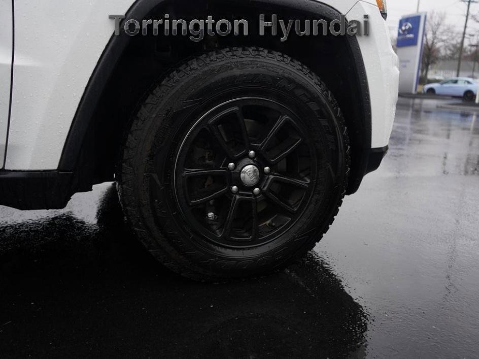 Used 2020 Jeep Grand Cherokee Laredo image 9