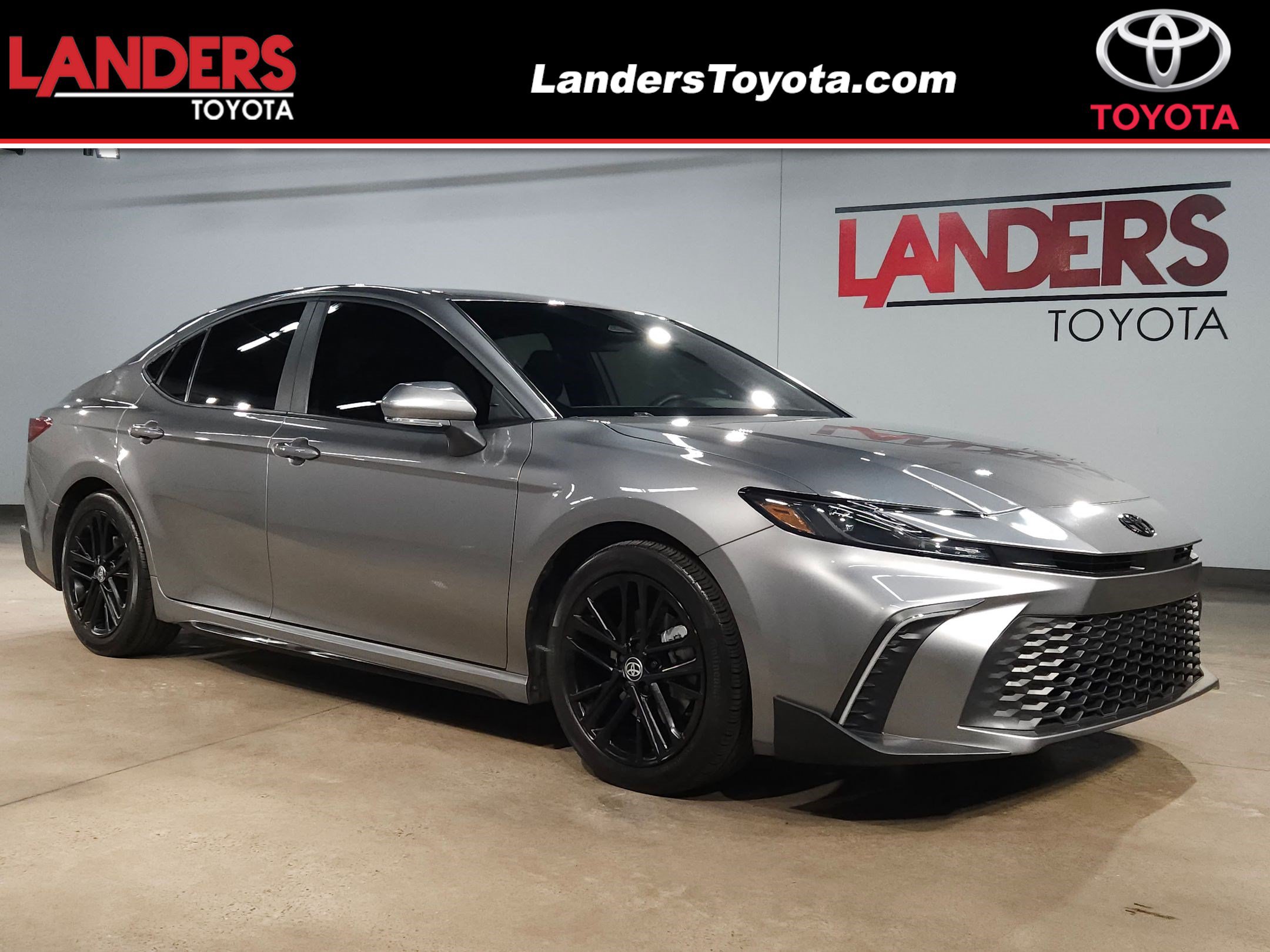 Used 2025 Toyota Camry SE FWD image 1