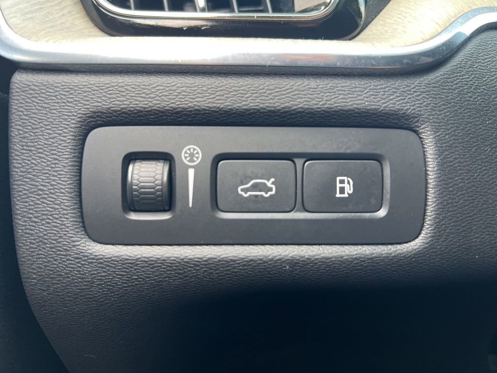 Used 2022 Volvo XC60 T8 Inscription image 17
