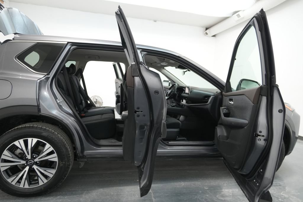 Used 2023 Nissan Rogue SV image 25