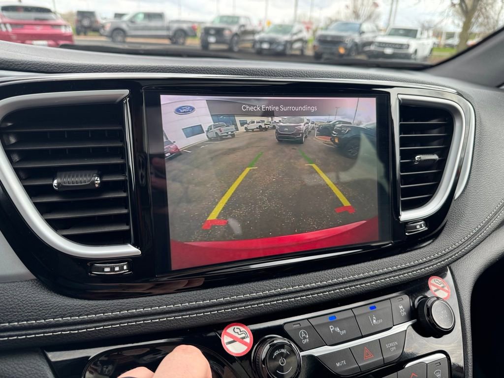 Used 2025 Chrysler Pacifica Limited FWD image 24