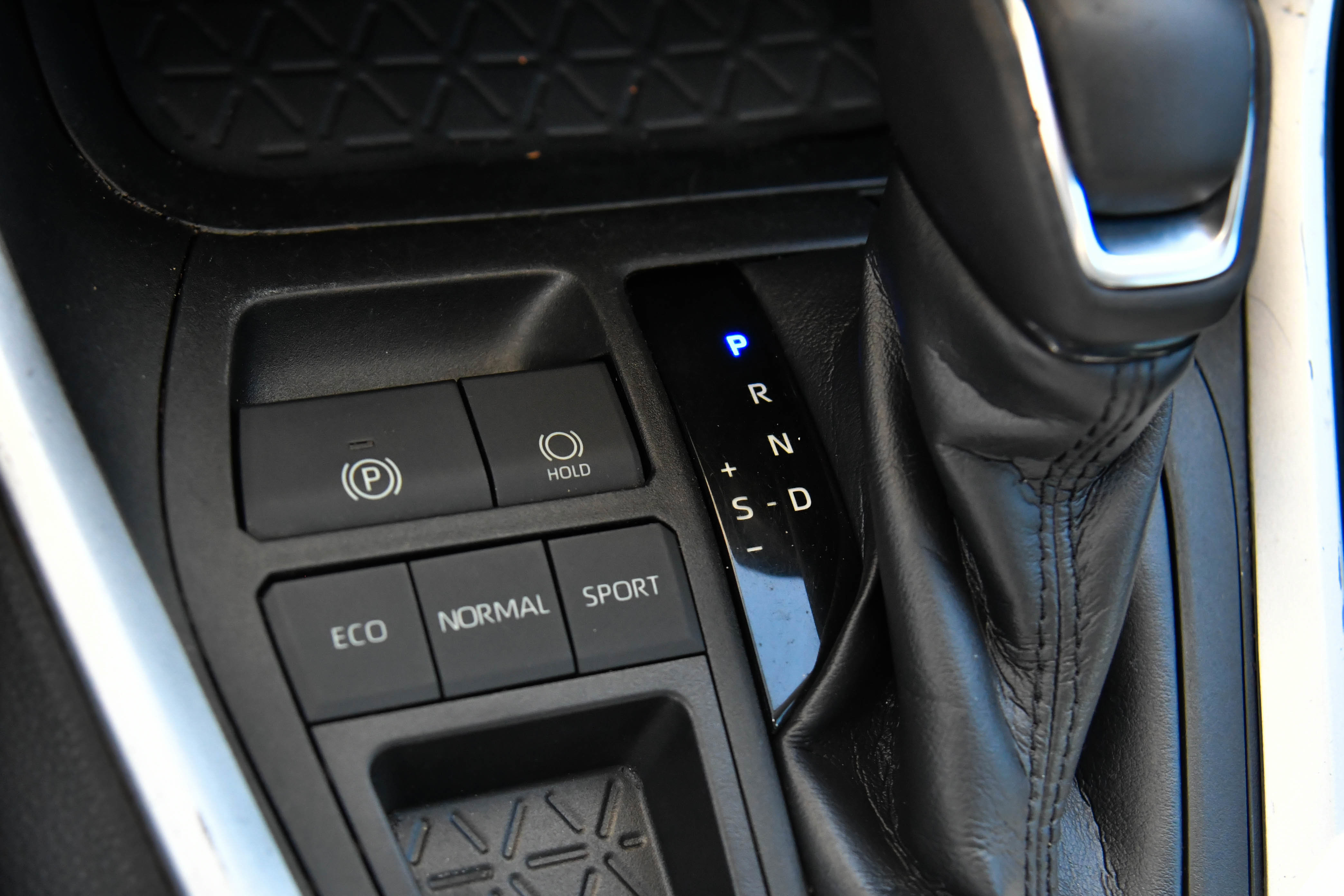 Used 2020 Toyota RAV4 XLE Premium FWD image 26