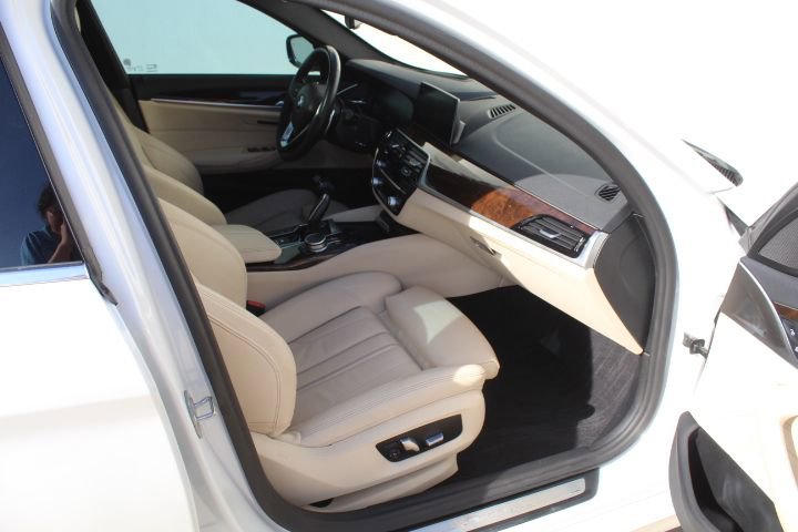 Used 2020 BMW 530e xDrive w/ Premium Package image 41