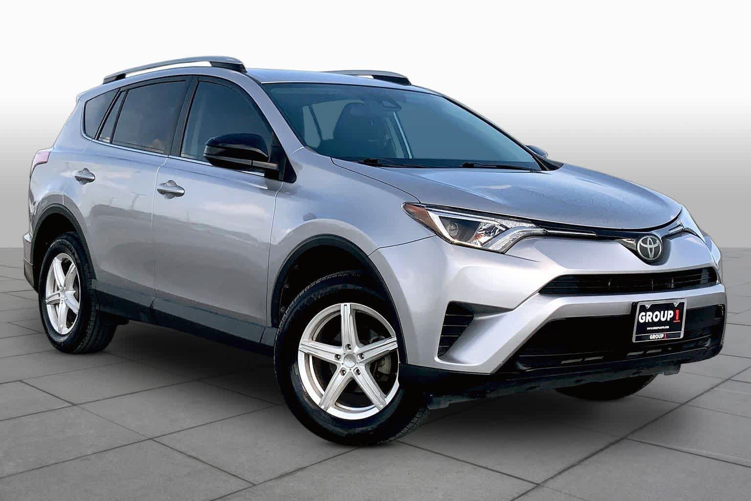 Used 2017 Toyota RAV4 LE FWD image 3
