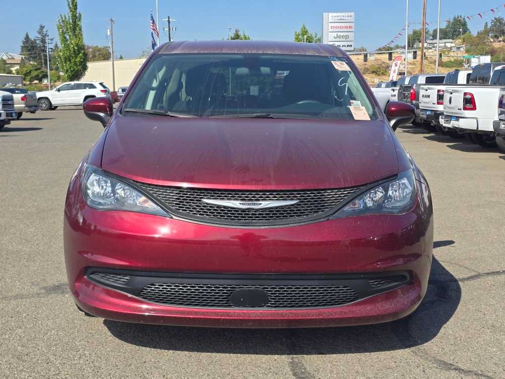 Used 2022 Chrysler Voyager LX FWD image 5