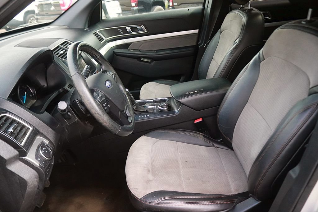 Used 2017 Ford Explorer XLT w/ Equipment Group 202A AWD/4WD image 14