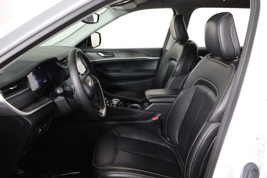 Used 2023 Jeep Grand Cherokee L Limited w/ Black Appearance Package image 16