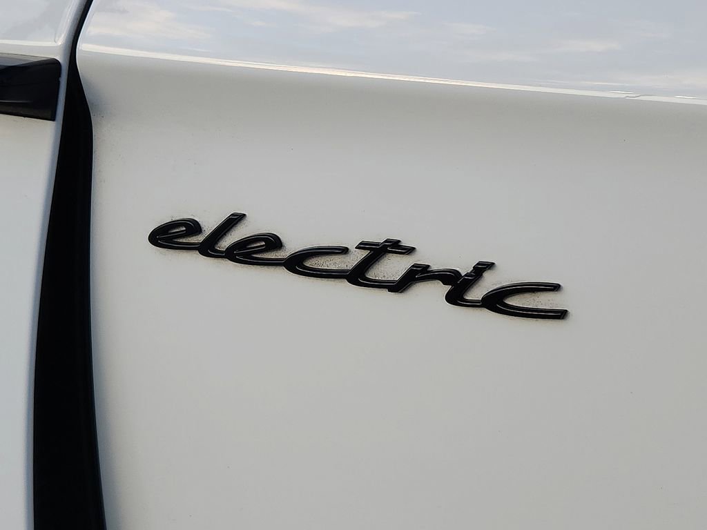 Used 2025 Porsche Taycan image 31