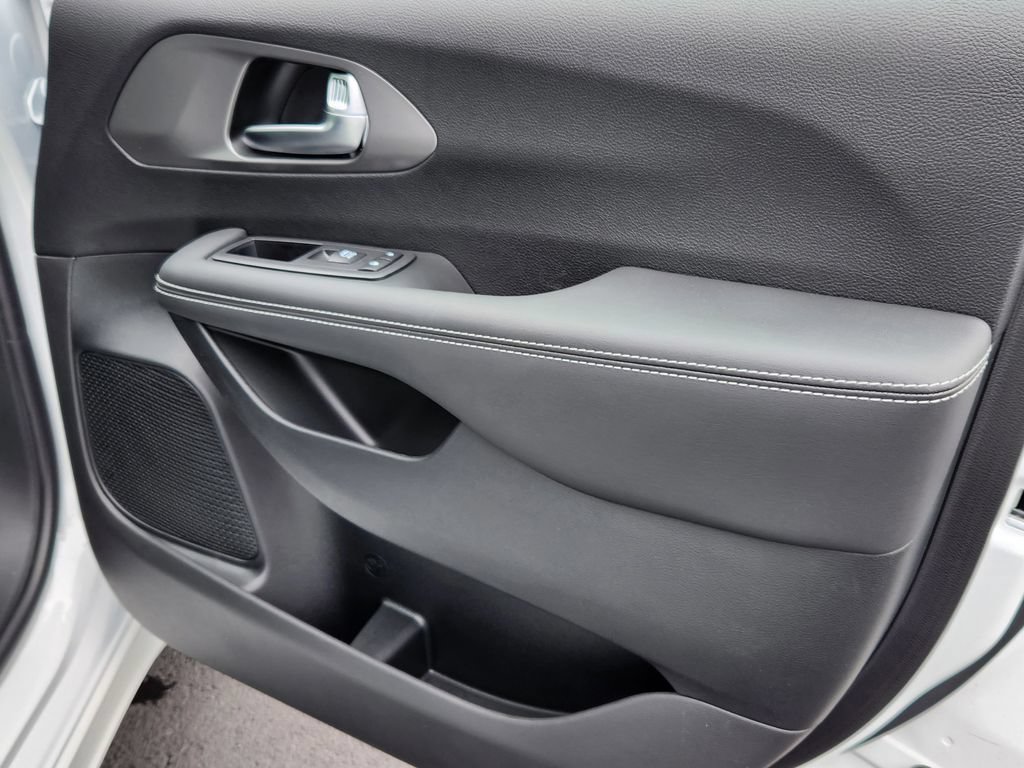 New 2026 Chrysler Pacifica Select FWD image 15