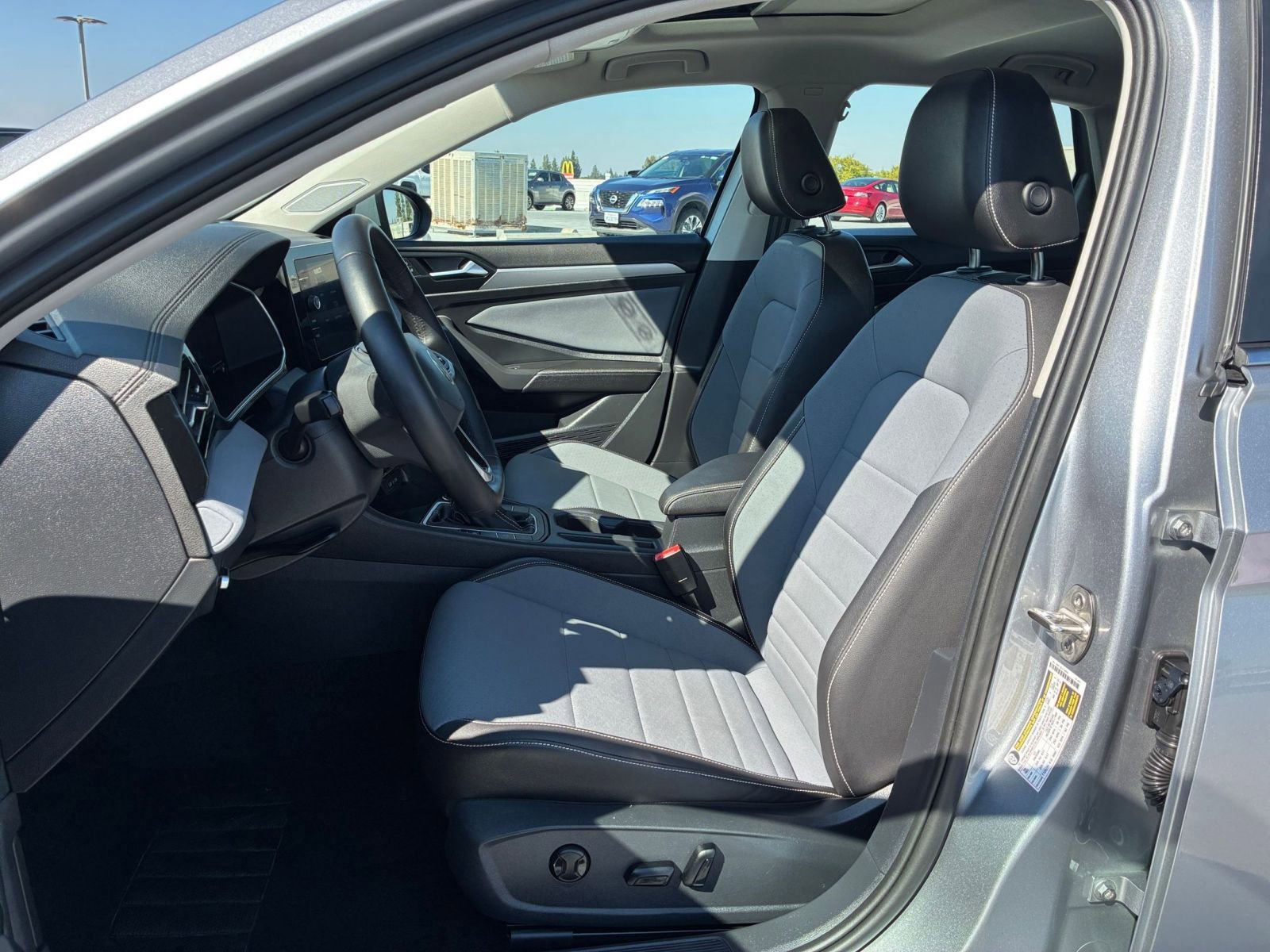 Used 2025 Volkswagen Jetta SE image 24