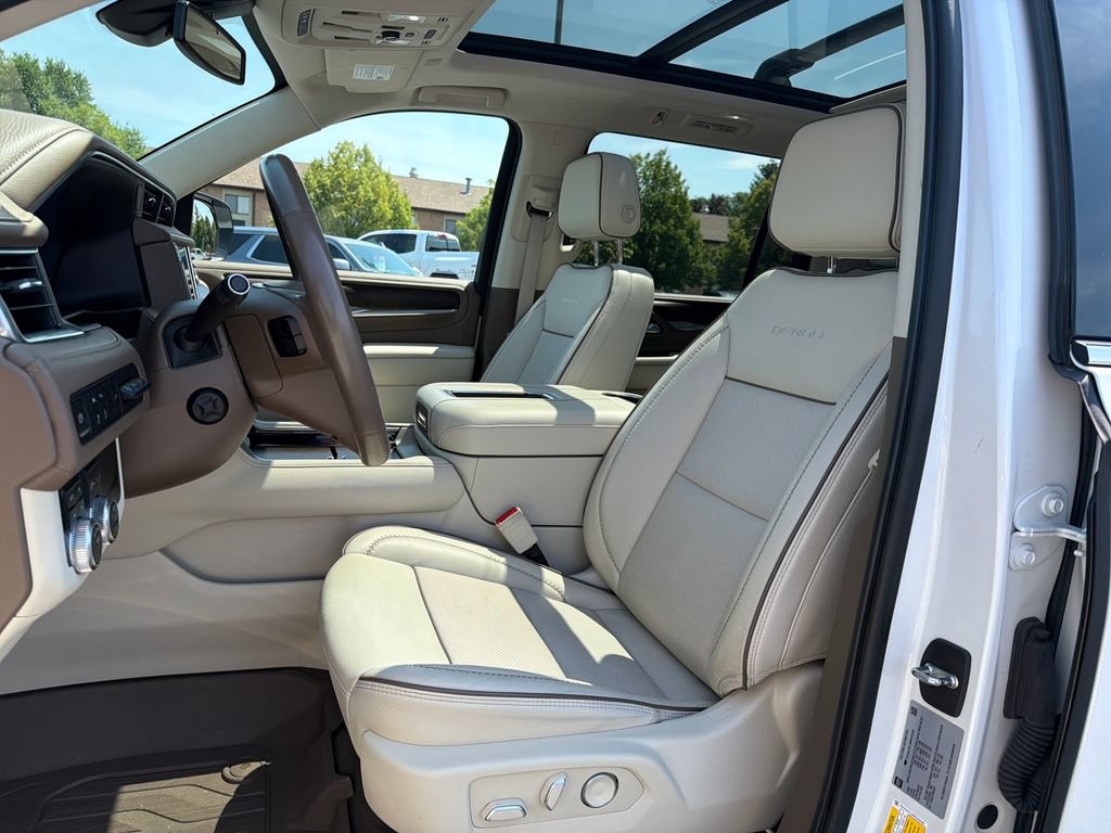 Used 2021 GMC Yukon XL Denali w/ LPO, Illumination Package AWD/4WD image 10
