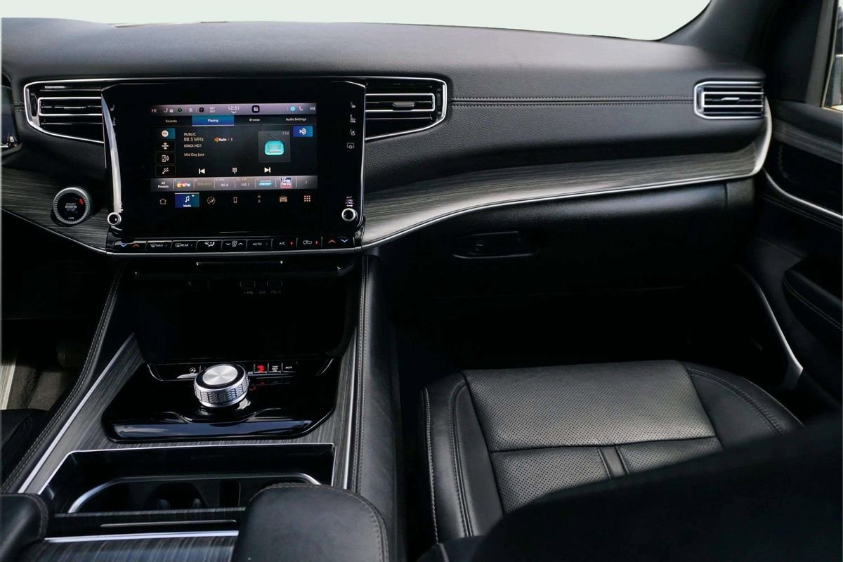 Used 2024 Jeep Wagoneer Series II w/ Flexible Seating Group RWD image 24