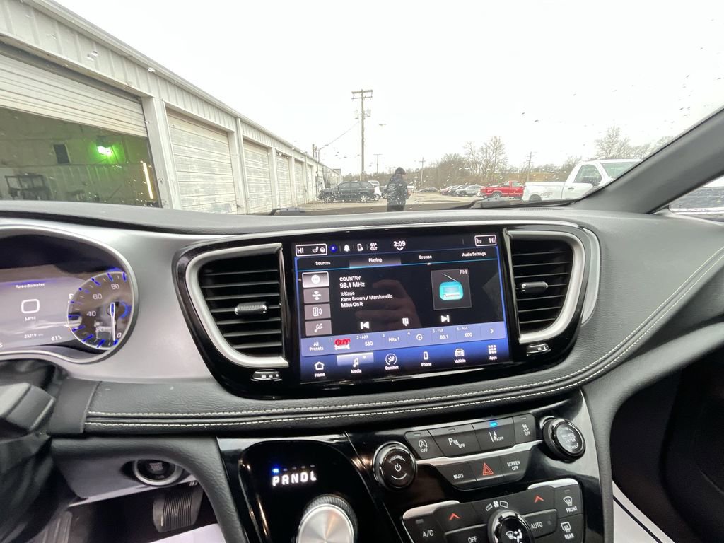 Used 2024 Chrysler Pacifica Touring-L w/ S Appearance Package FWD image 15