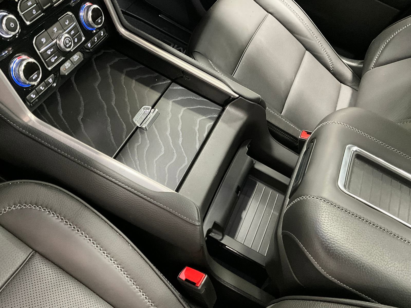 Used 2024 GMC Yukon XL Denali w/ Advanced Technology Package AWD/4WD image 17