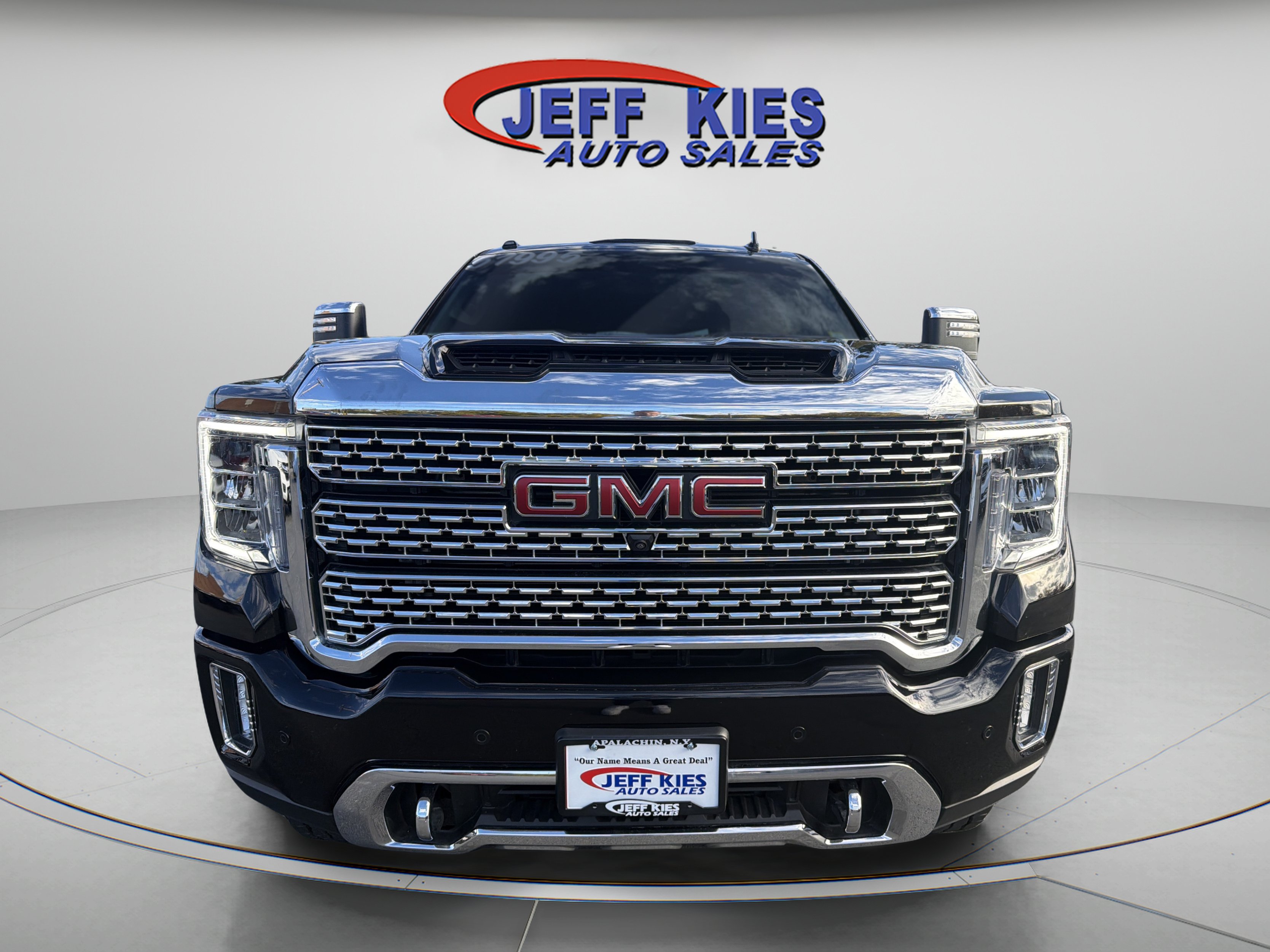 Used 2022 GMC Sierra 3500 Denali w/ Denali Black Diamond Edition AWD/4WD image 2