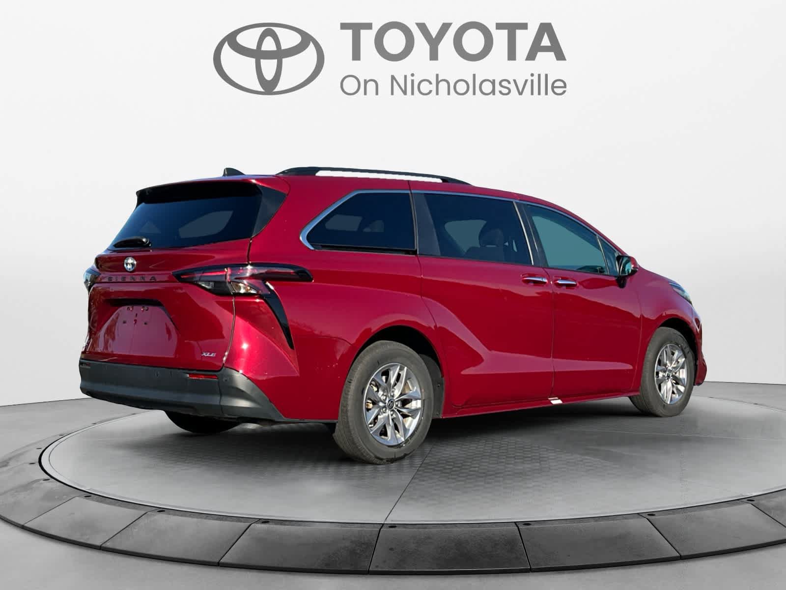 Used 2025 Toyota Sienna XLE FWD image 5