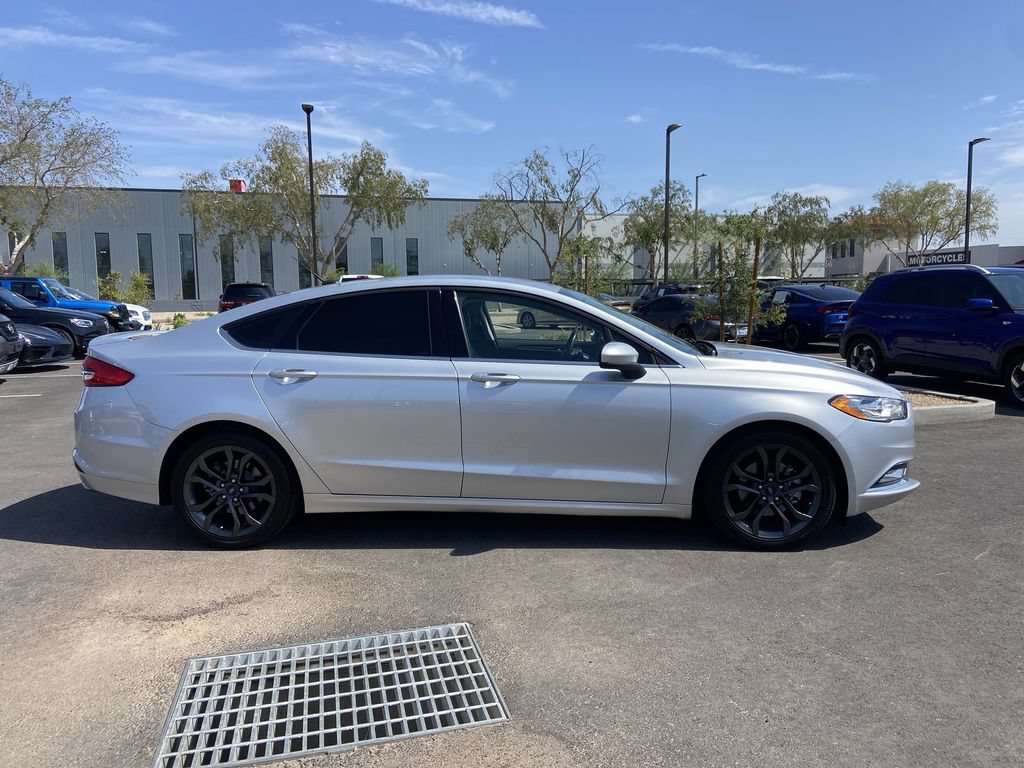 Used 2018 Ford Fusion SE w/ Equipment Group 201A FWD image 2