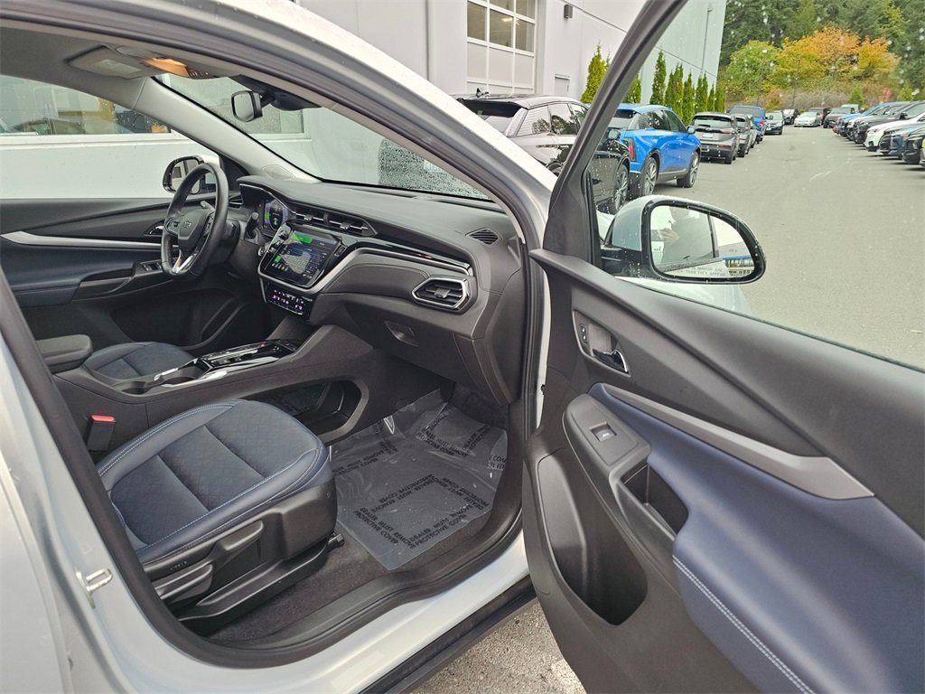 Used 2022 Chevrolet Bolt EUV LT w/ Convenience Package image 12
