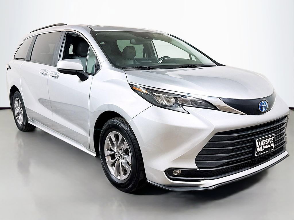 Used 2025 Toyota Sienna XLE image 3