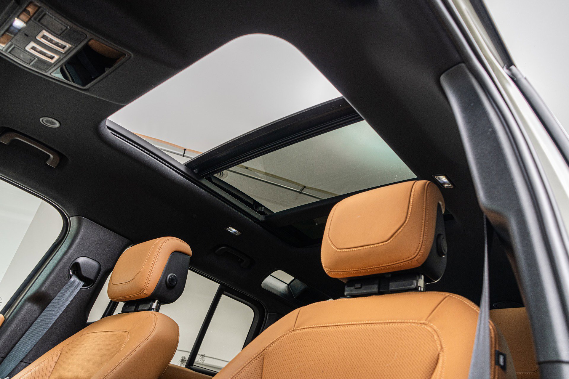 Used 2024 Land Rover Defender 110 SE image 18