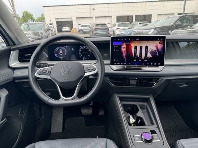 Used 2025 Volkswagen Tiguan SE AWD/4WD image 14
