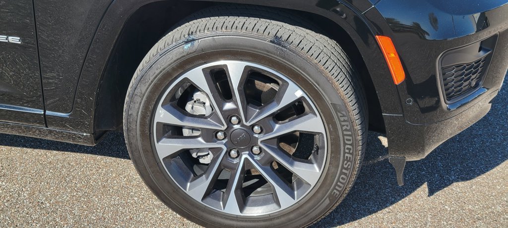 Used 2025 Jeep Grand Cherokee L Overland w/ Advanced Protech Group III AWD/4WD image 27