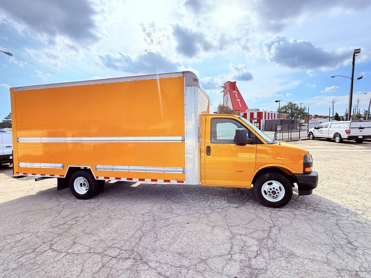 Used 2021 GMC Savana 3500 Extended w/ Power Convenience Package RWD image 1