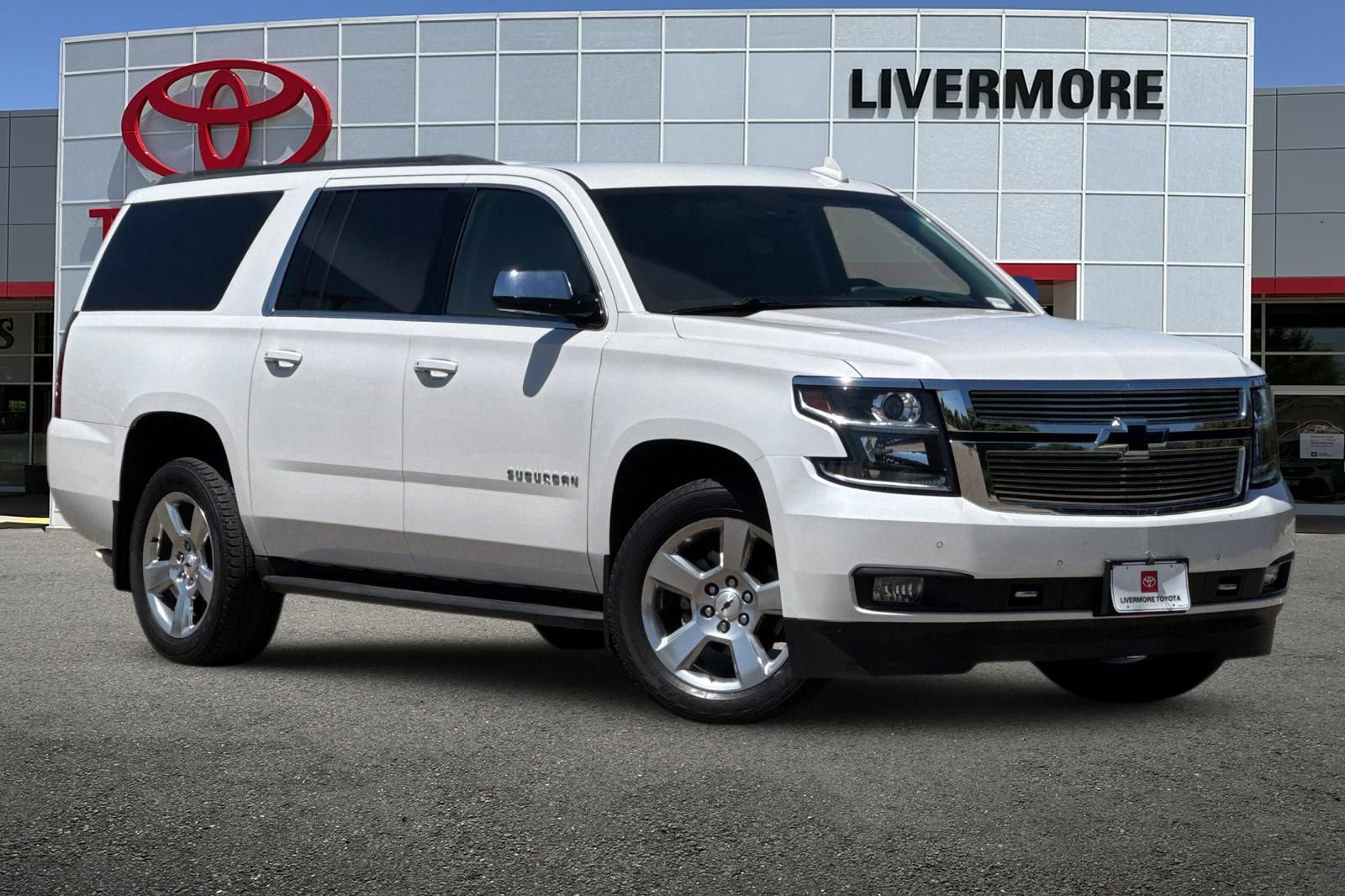 Used 2018 Chevrolet Suburban LT w/ Luxury Package RWD image 2