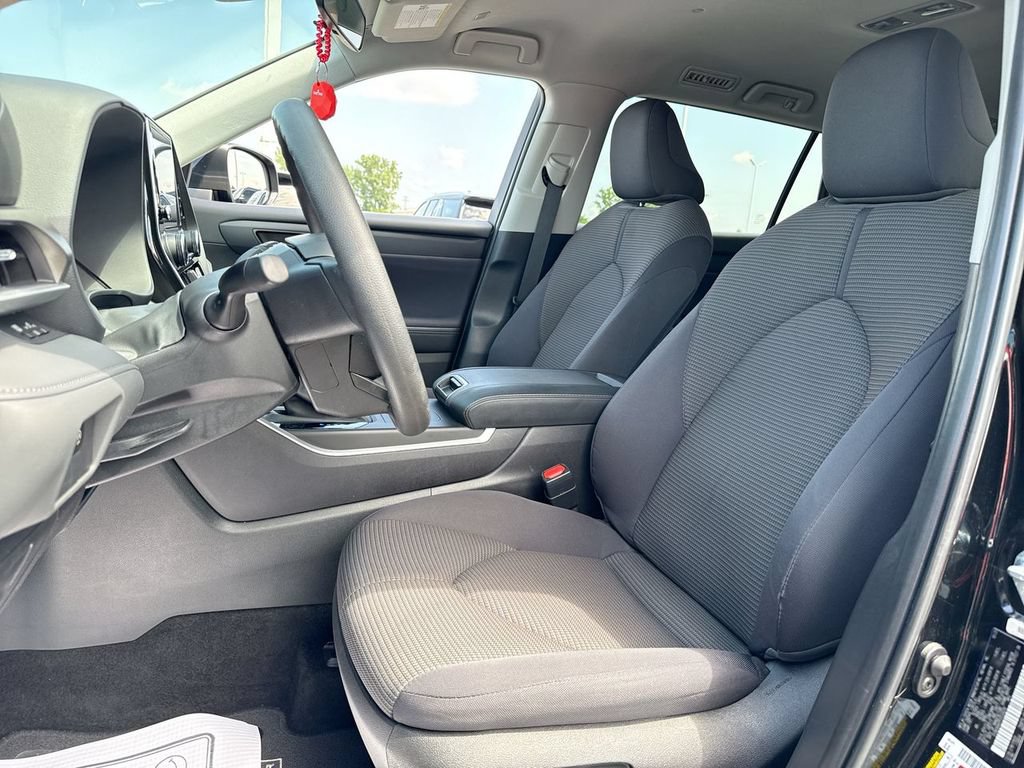 Used 2023 Toyota Highlander L FWD image 11