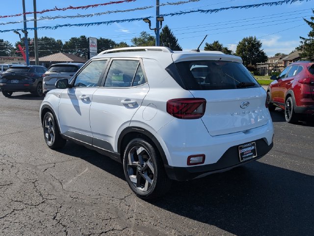Used 2025 Hyundai Venue SEL FWD image 5