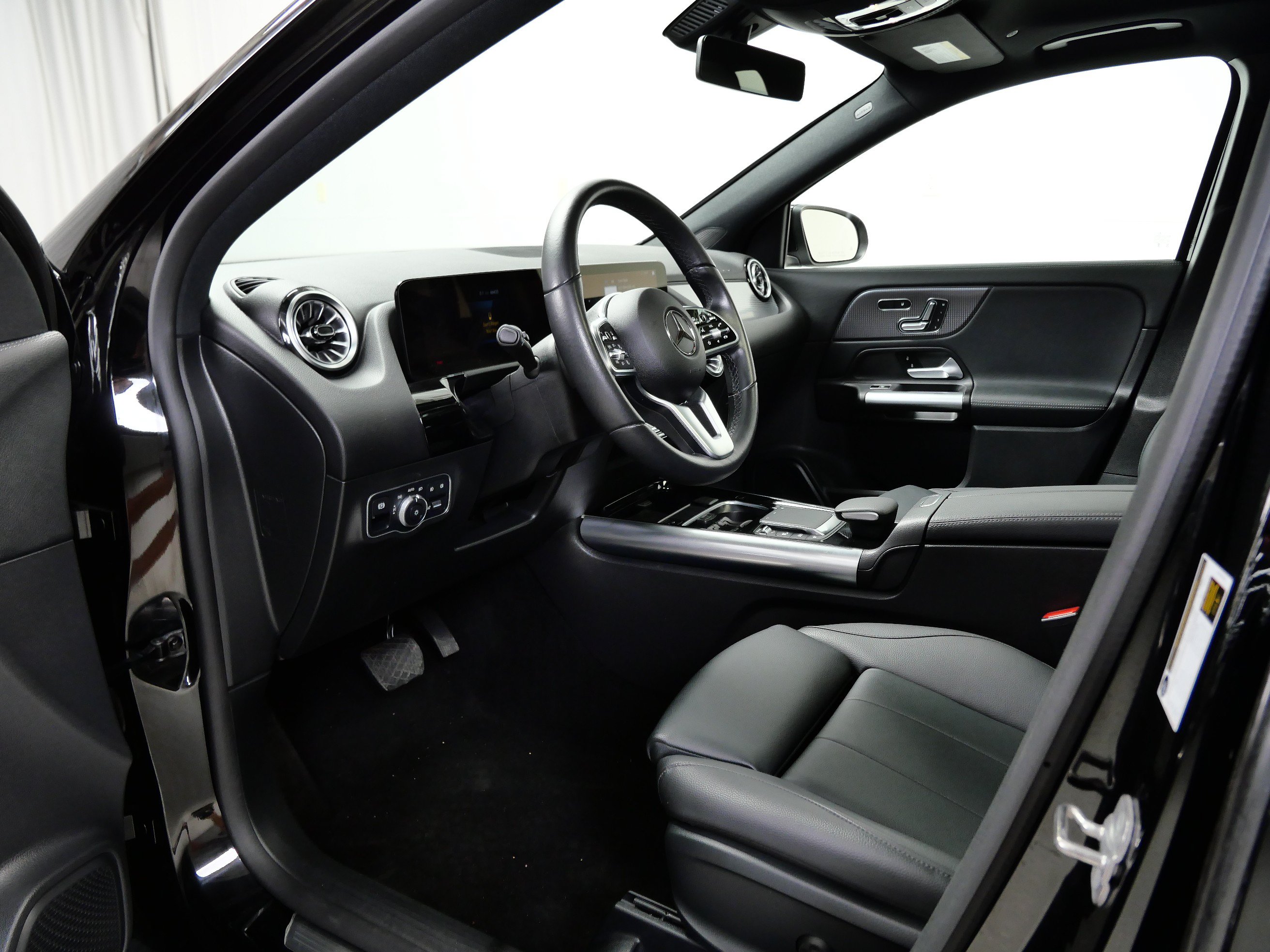 Used 2023 Mercedes-Benz GLA 250 4MATIC w/ Premium Package image 14