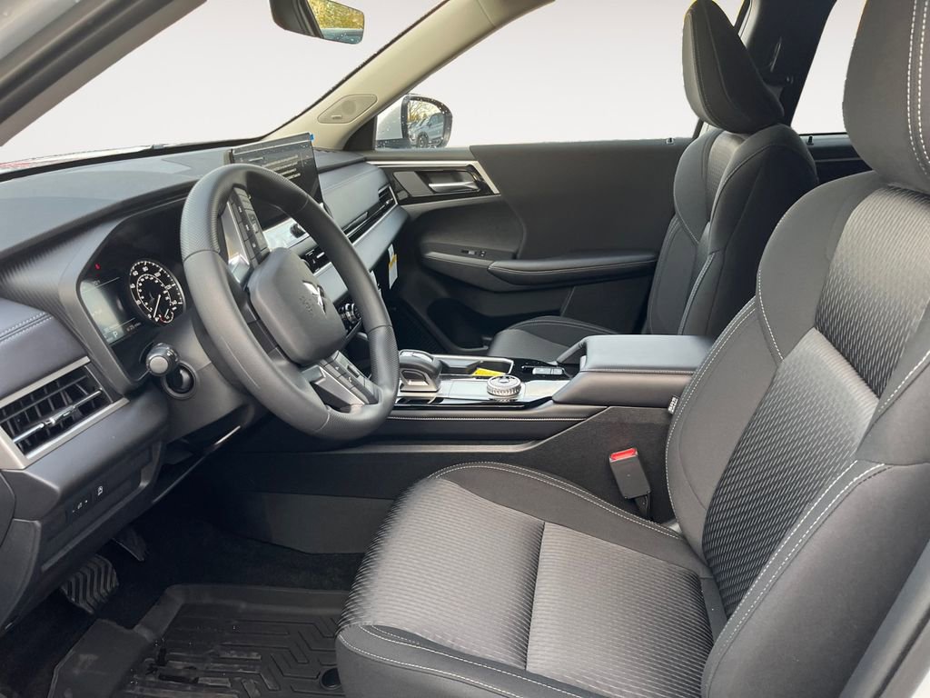 New 2026 Mitsubishi Outlander ES image 9